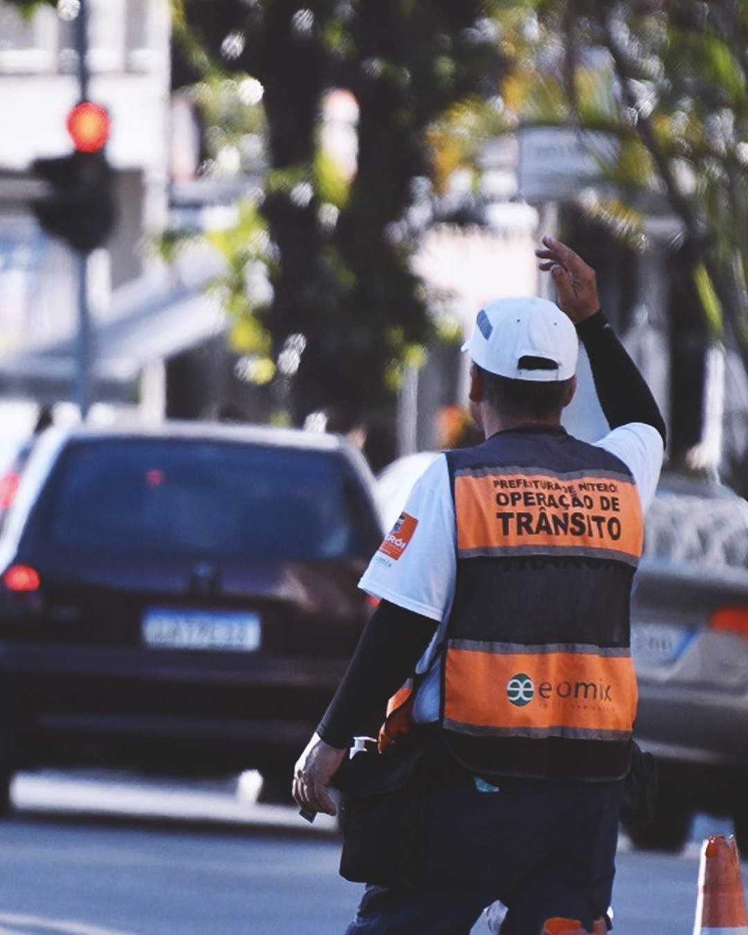 Agente de trânsito conduzindo uma abordagem em via pública