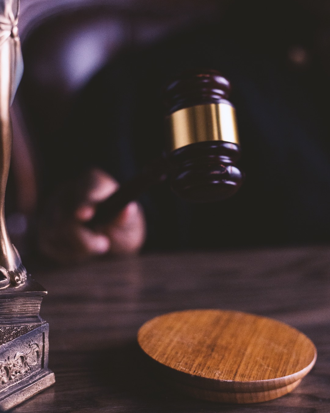 Martelo e balança da justiça sobre uma mesa de trabalho
